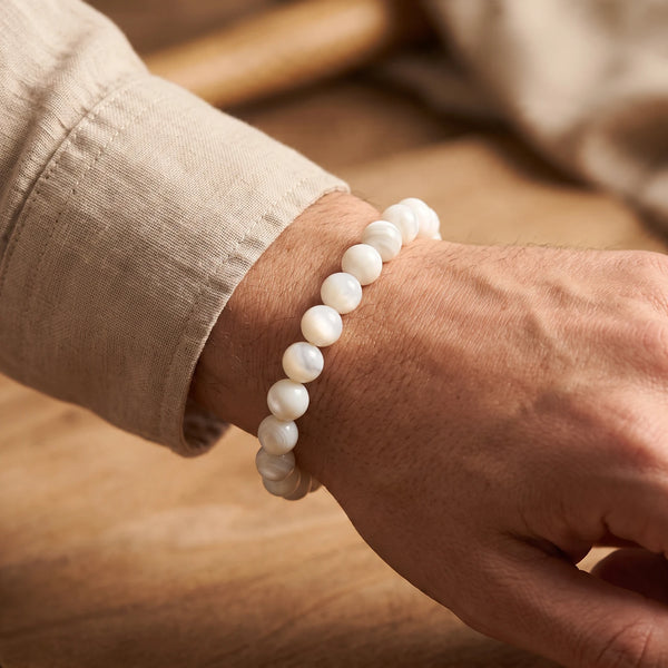 Bracelet nacre homme en perles de 8 mm, bijou blanc nacré en matière naturelle porté au poignet