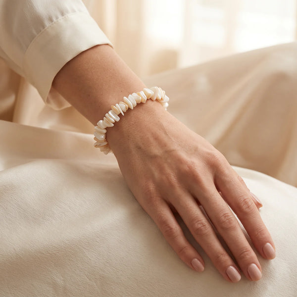 Bracelet nacre pour femme porté au poignet, idée cadeau élégante et naturelle