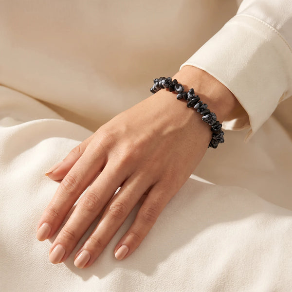 Bracelet obsidienne neige porté par une femme, bijou en pierre naturelle mouchetée