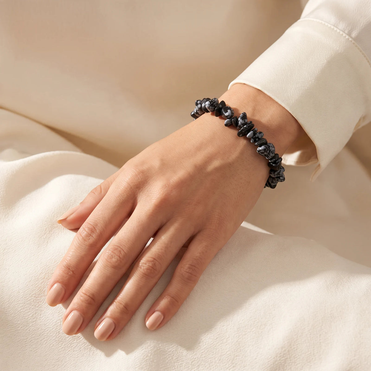 Bracelet obsidienne neige porté par une femme, bijou en pierre naturelle mouchetée