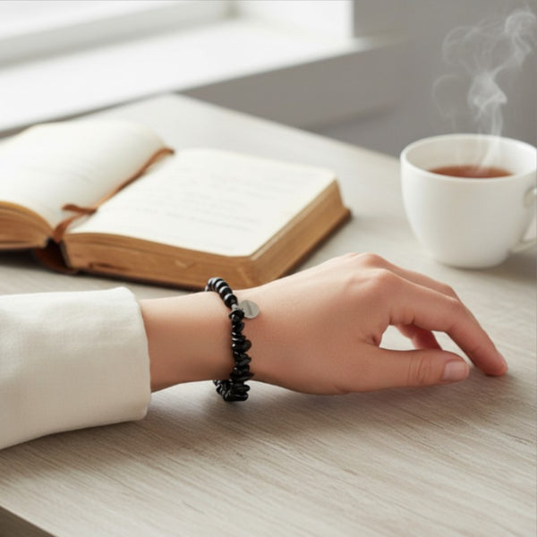 Bracelet Obsidienne noire DUO® porté au poignet avec pierre baroque et perles rondes