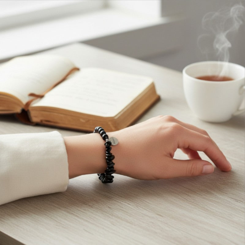 Bracelet Obsidienne noire DUO® porté au poignet avec pierre baroque et perles rondes