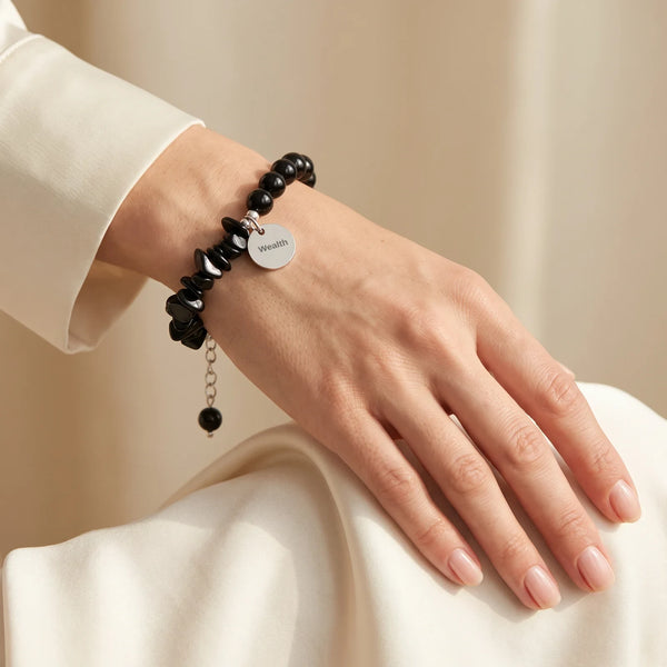 Bracelet obsidienne noire femme porté au poignet, bijou de protection en pierre naturelle