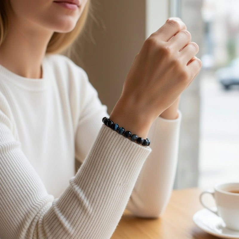 bracelet œil de faucon pour femme perles 6 mm porté au poignet