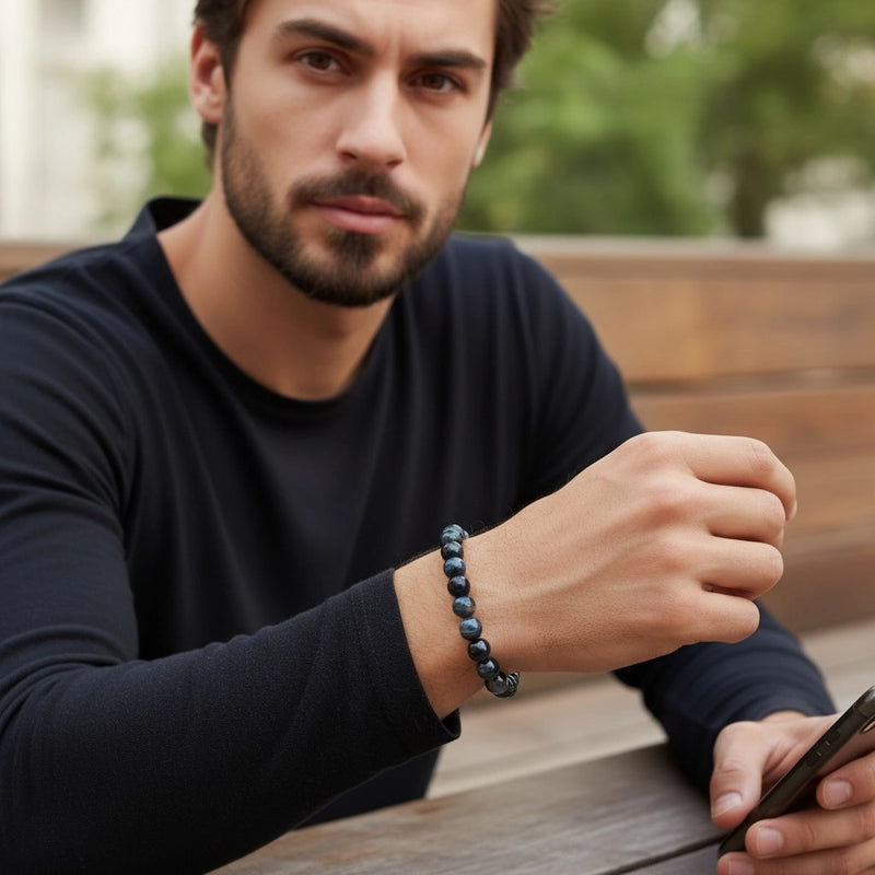 bracelet œil de faucon pour homme perles 8 mm porté au poignet