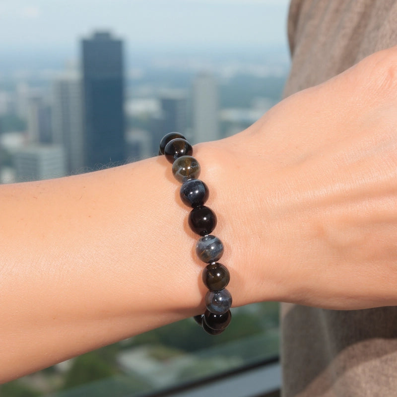 Gros plan sur les perles du bracelet Œil de Faucon, pierre naturelle bleu gris de lithothérapie