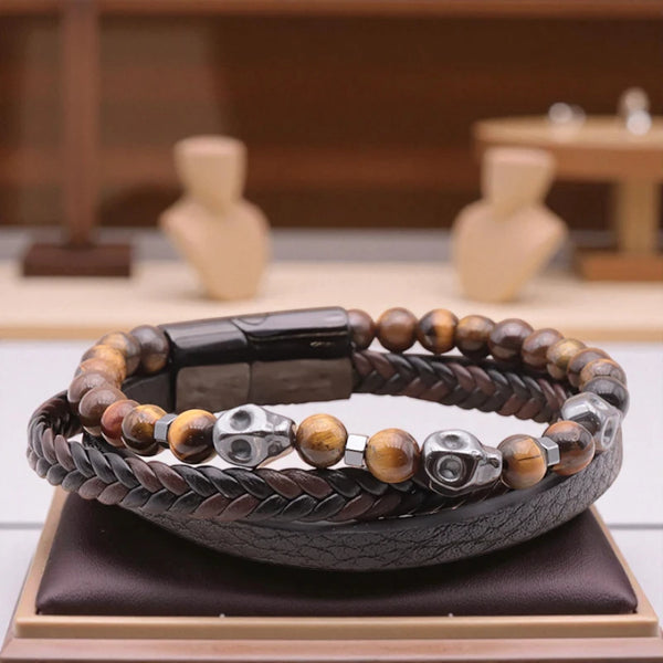 Détail des perles en œil de tigre naturel sur bracelet cuir noir