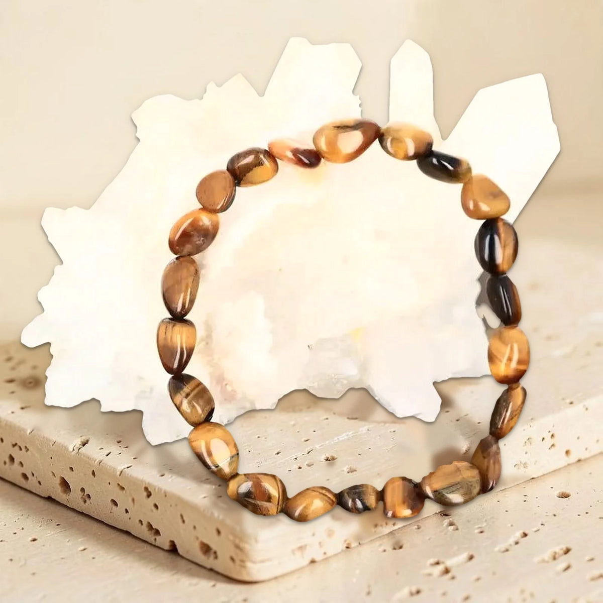 Bracelet pierre marron en œil de tigre, galets roulés chatoyants sur un amas de quartz