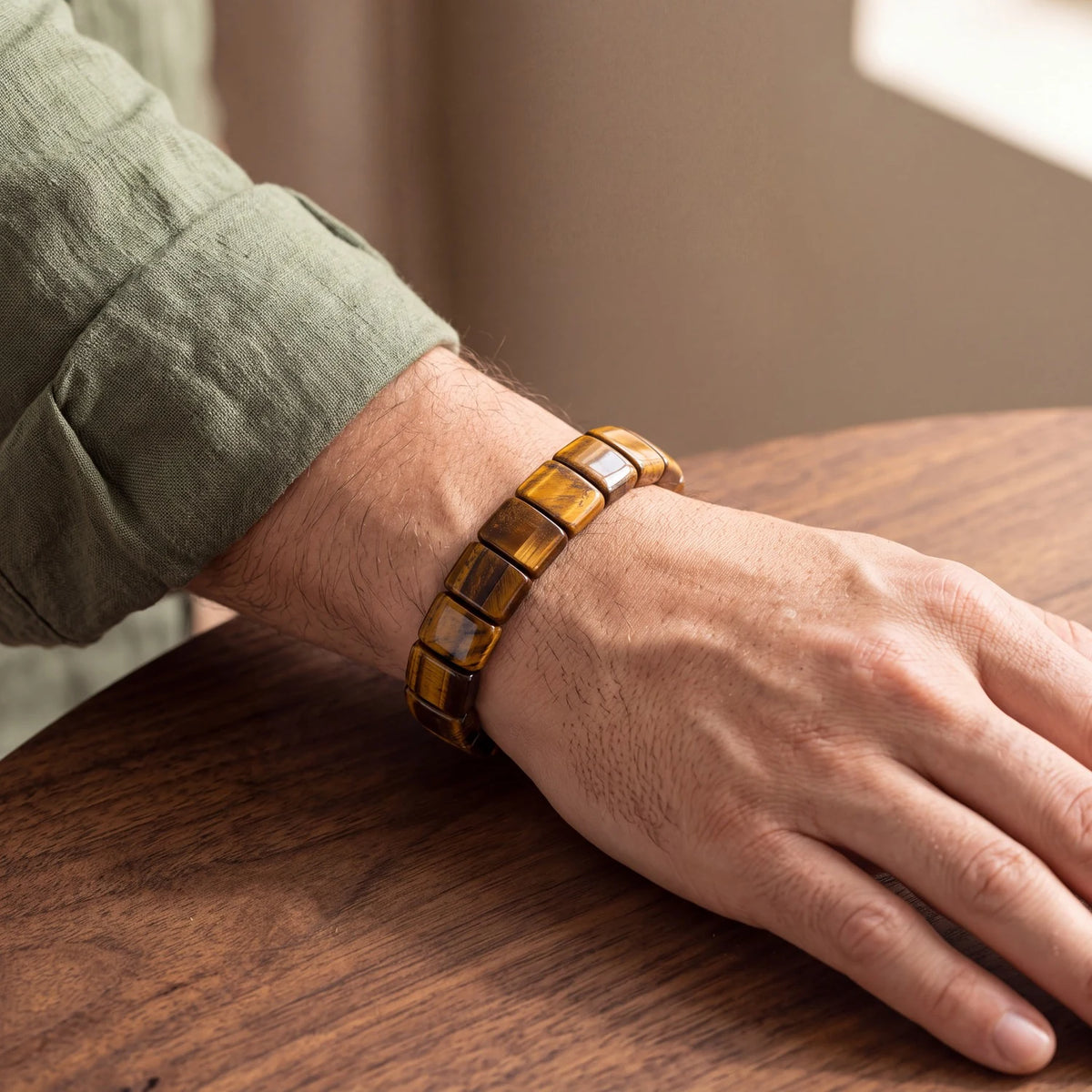 Bracelet œil de tigre homme en plaques de 14 mm porté au poignet, pierre de protection sur élastique
