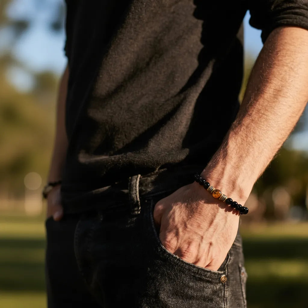 Bracelet en perles Œil de Tigre et Onyx noir porté au poignet
