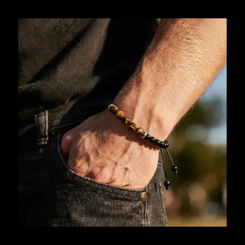 Bracelet réglable en pierres Œil de Tigre et Onyx noir porté