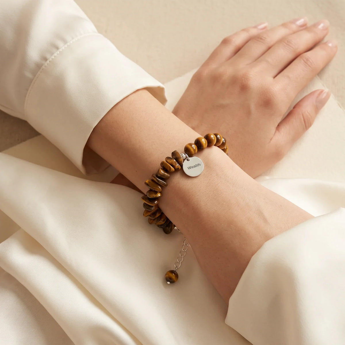 Bracelet en œil de tigre porté au poignet d'une femme, idée cadeau en pierre naturelle