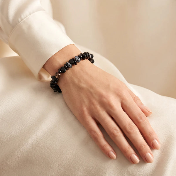 Bracelet pierre noire en onyx porté au poignet d'une femme, pépites sur élastique
