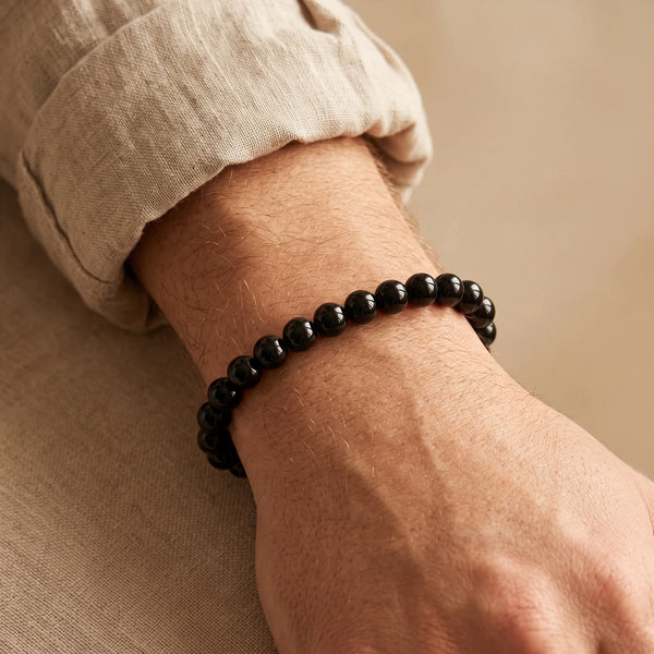 Bracelet onyx noir homme en perles de 8 mm, pierre naturelle noire élégante portée au poignet