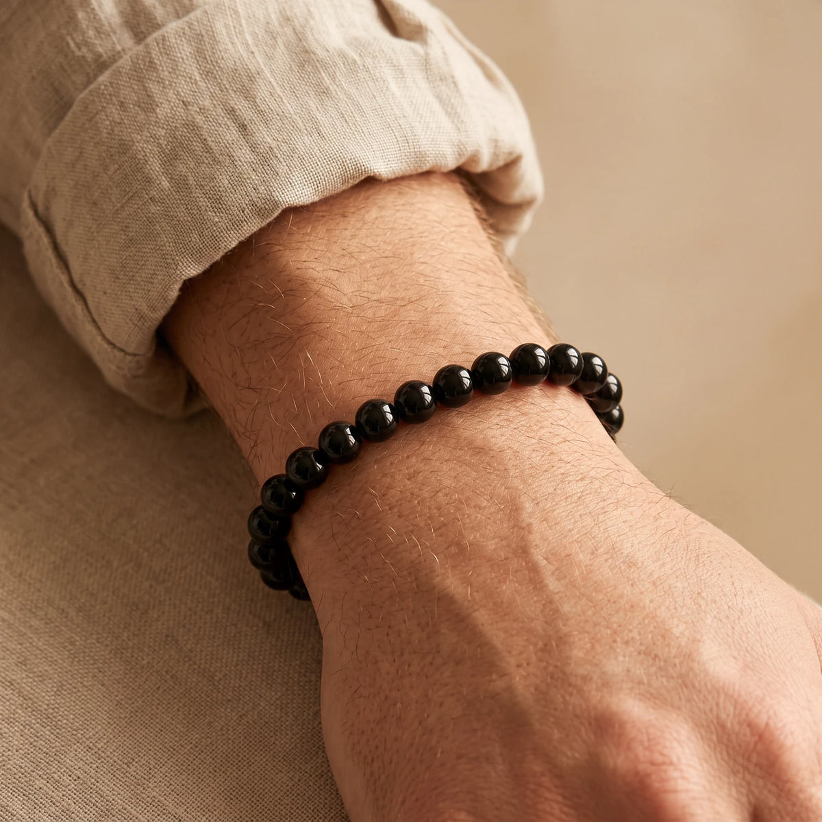 Bracelet onyx noir homme en perles de 8 mm, pierre naturelle noire élégante portée au poignet