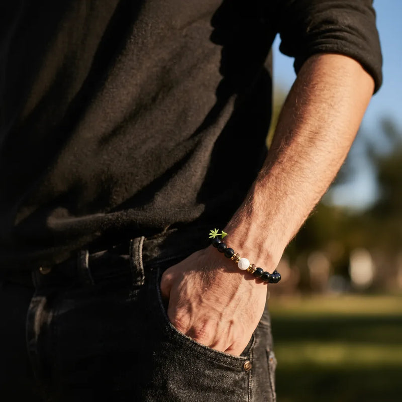 Bracelet en perles Onyx noir et Howlite blanche porté au poignet