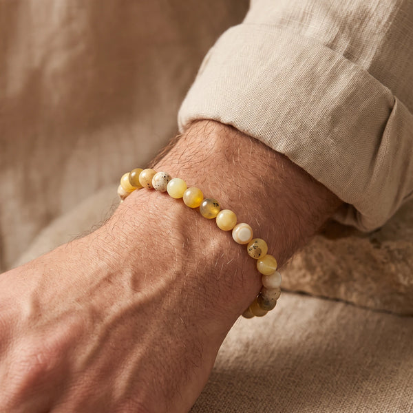 Bracelet opale jaune homme en perles de 8 mm, pierre naturelle jaune et miel portée au poignet