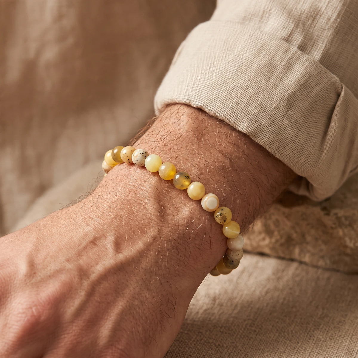 Bracelet opale jaune homme en perles de 8 mm, pierre naturelle jaune et miel portée au poignet