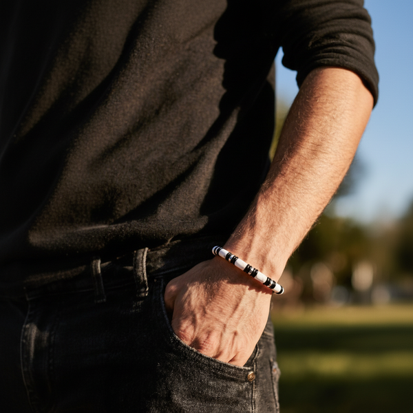 Bracelet homme argenté avec intercalaires en acier inoxydable, perles fines obsidienne noire et howlite blanche