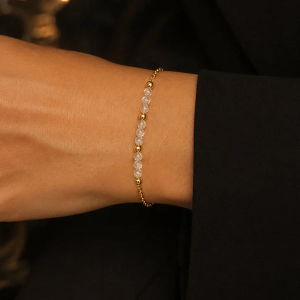 Bracelet aigue marine FILÉA® porté au poignet d'une femme