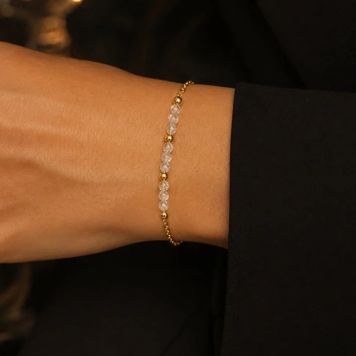 Bracelet aigue marine FILÉA® porté au poignet d'une femme