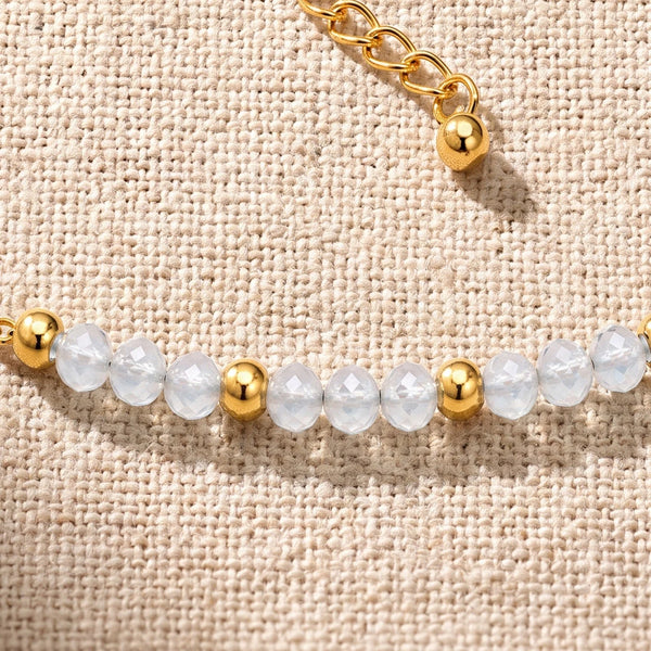 Gros plan sur les perles facettées d'aigue-marine de 3 mm du bracelet FILÉA®