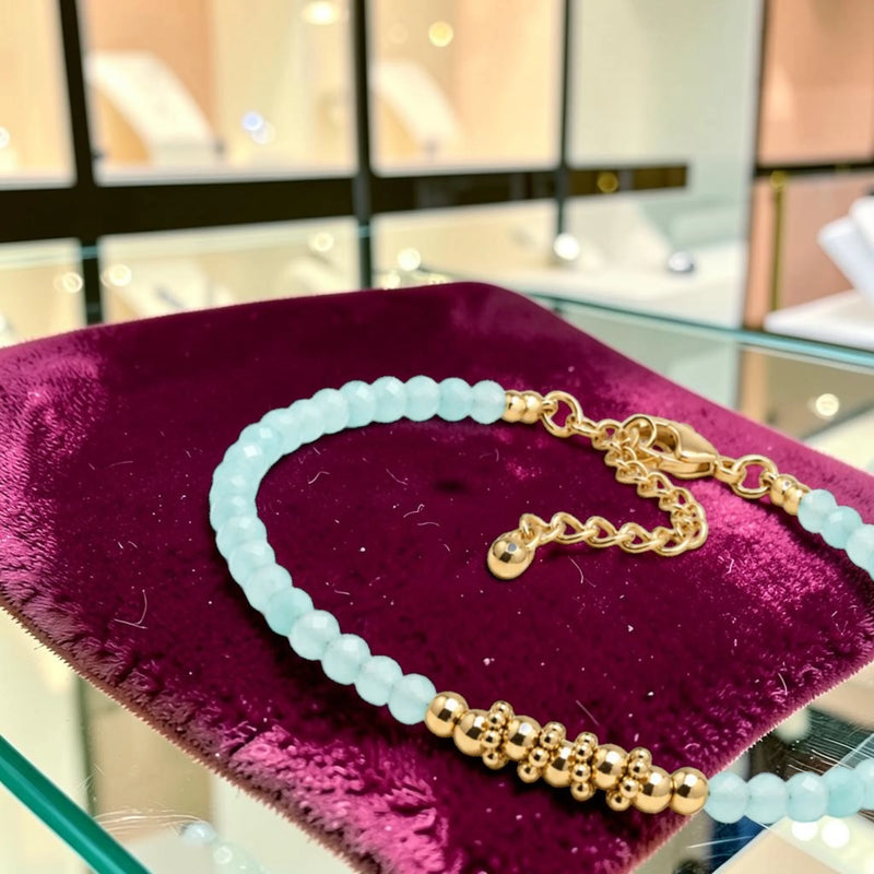 Détail des perles facettées en amazonite et du motif de perles en acier doré, bracelet FINA®