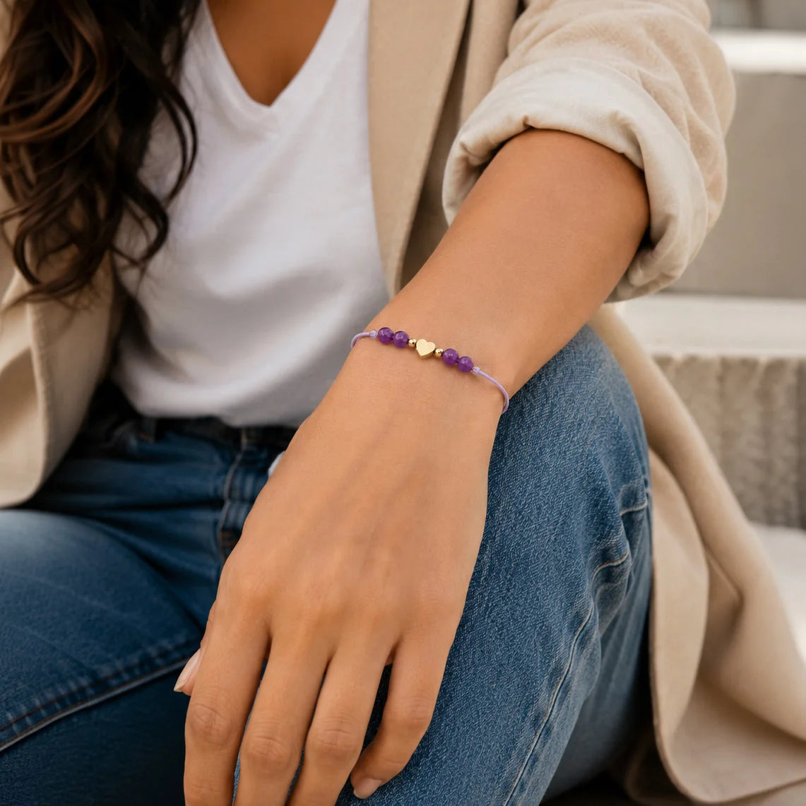 Bracelet améthyste femme CÂLINE® porté au poignet
