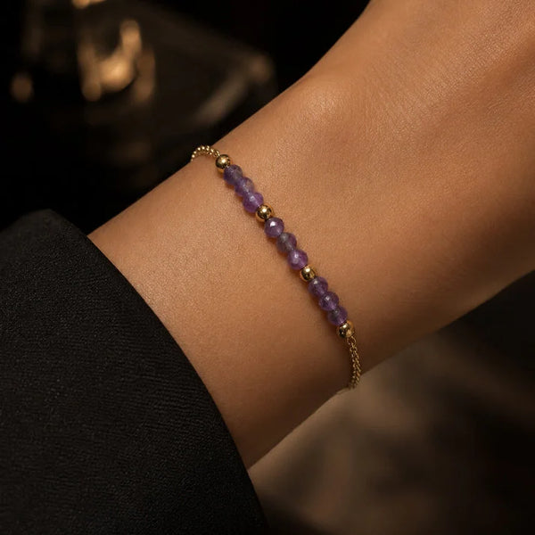 Bracelet améthyste FILÉA® porté au poignet d'une femme