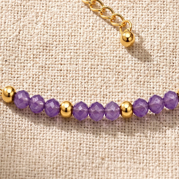 Gros plan sur les perles facettées d'améthyste de 3 mm du bracelet FILÉA®