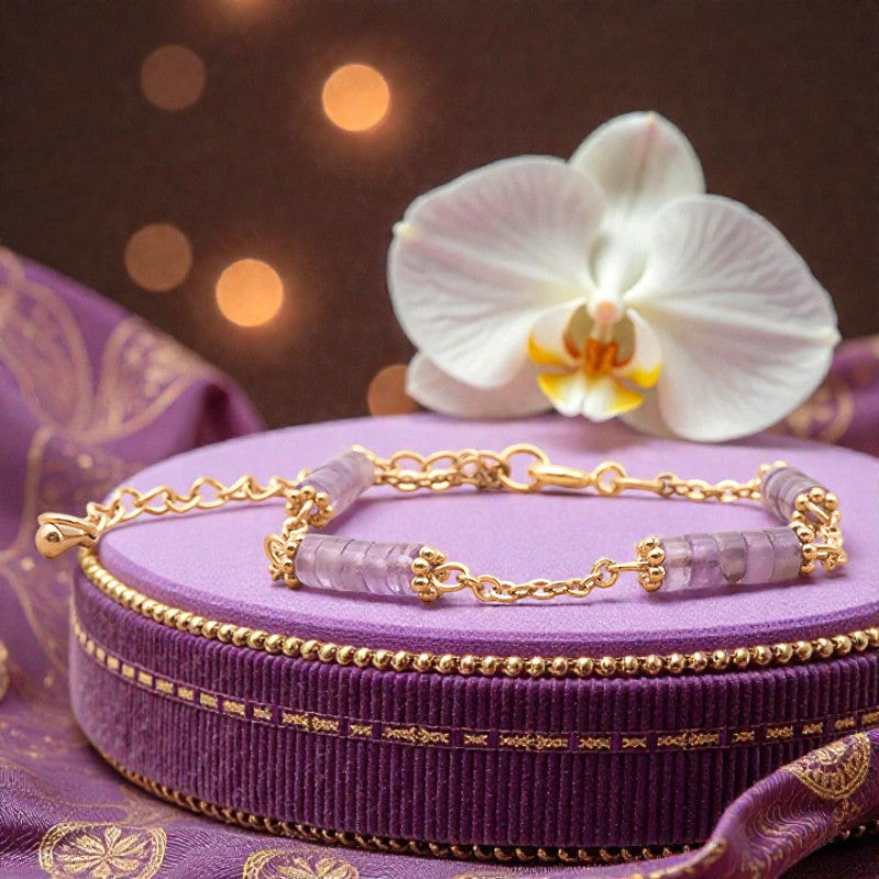 Gros plan des perles heishi 4 mm en améthyste du bracelet QUATUOR®, à la couleur violet profond