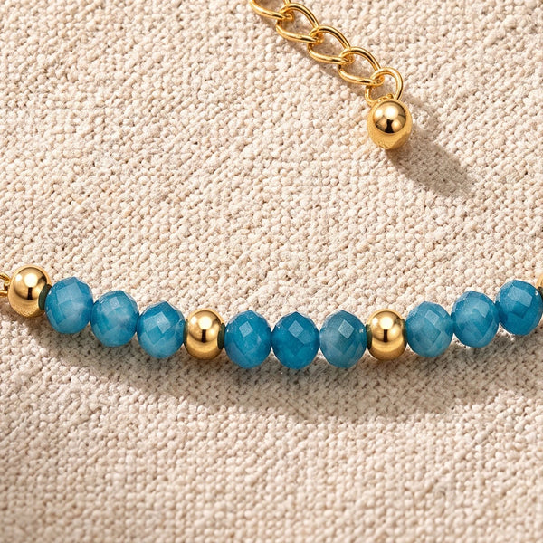Gros plan sur les perles facettées d'apatite bleue de 3 mm du bracelet FILÉA®
