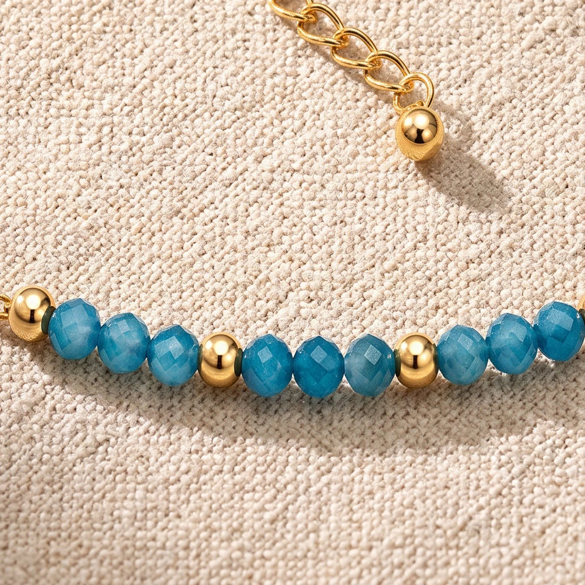Gros plan sur les perles facettées d'apatite bleue de 3 mm du bracelet FILÉA®