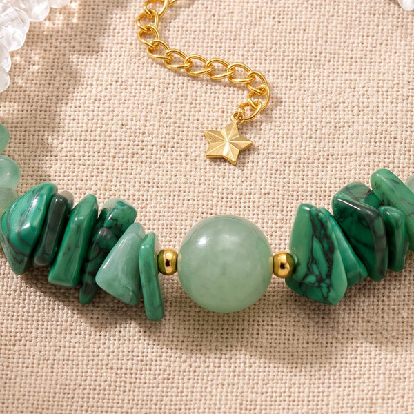 Gros plan sur les pierres du bracelet en aventurine CÉLIA®, perles dorées et breloque étoile