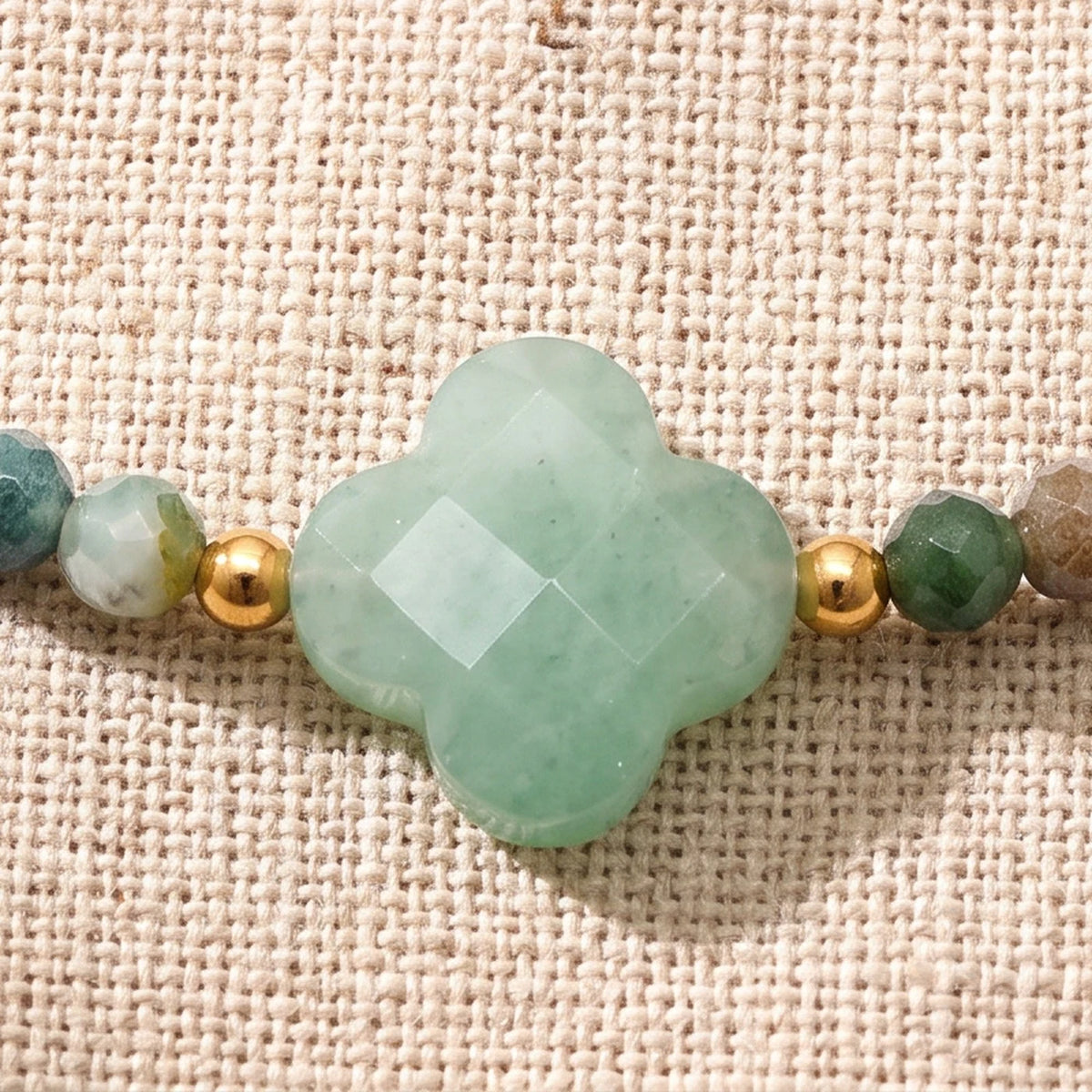 Gros plan sur le trèfle facetté du bracelet aventurine et agate TRÉFLIA®, perles de 3 mm et perles dorées