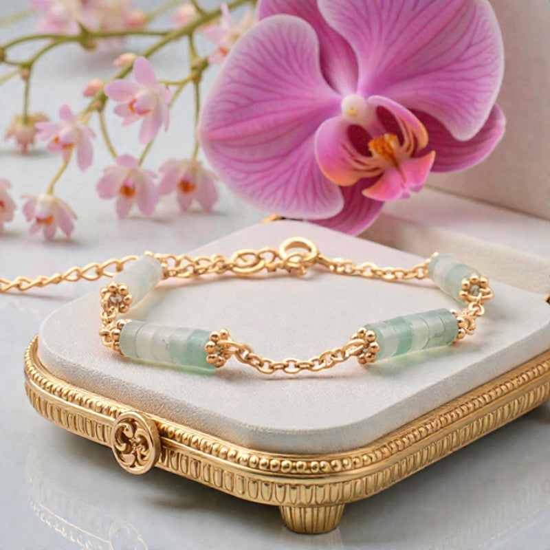 Gros plan des perles heishi 4 mm en aventurine verte du bracelet QUATUOR®, d'un vert frais et pailleté