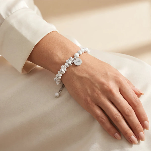 Bracelet pierre blanche en howlite porté par une femme, bijou en pierre naturelle