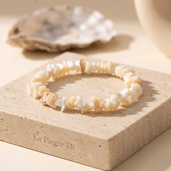 Bracelet en nacre blanche, pépites baroques nacrées sur élastique