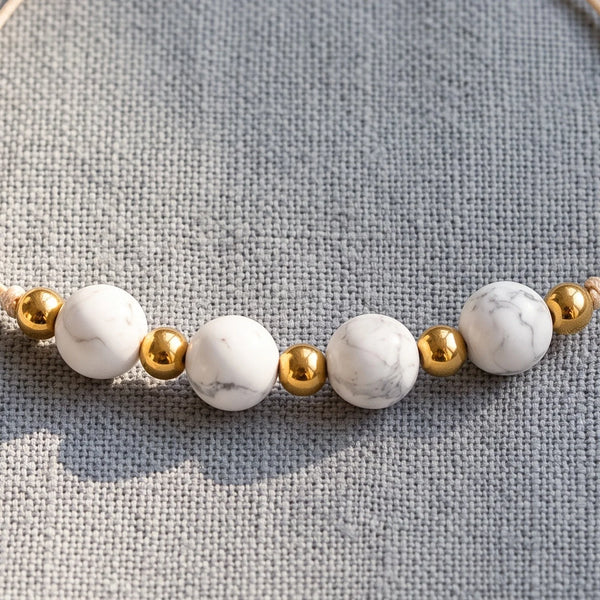 Gros plan sur les perles du bracelet pierre blanche coulissant ALTÉA®
