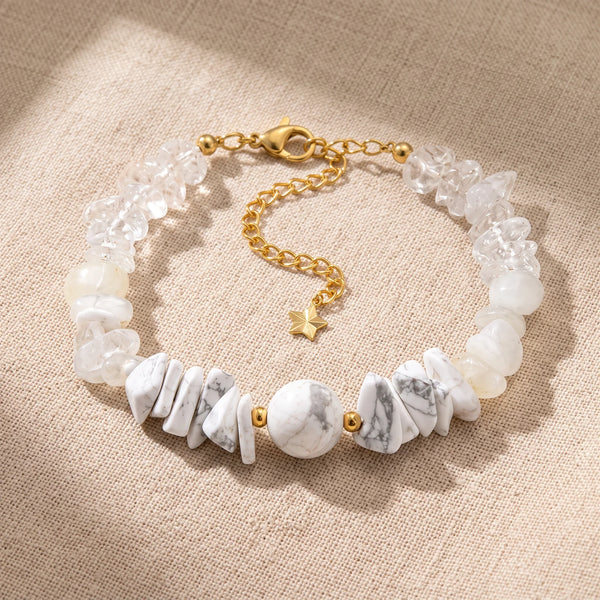 Bracelet pierre naturelle blanche CÉLIA® en pierre de lune beige, howlite blanche et cristal de roche, chaîne dorée réglable