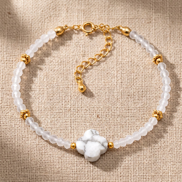 Bracelet pierre naturelle blanche TRÉFLIA®, un trèfle d'howlite blanche et des perles de cristal de roche, chaîne dorée