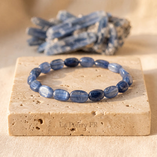 Bracelet pierre bleue en cyanite roulée sur un bloc de travertin, bijou de lithothérapie