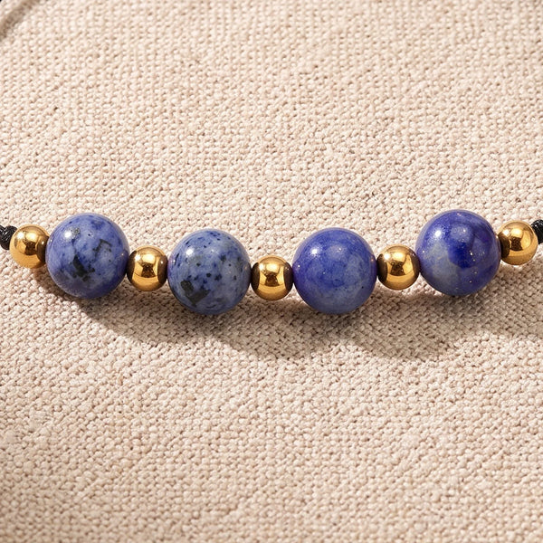 Gros plan sur les perles du bracelet pierre bleue coulissant ALTÉA®