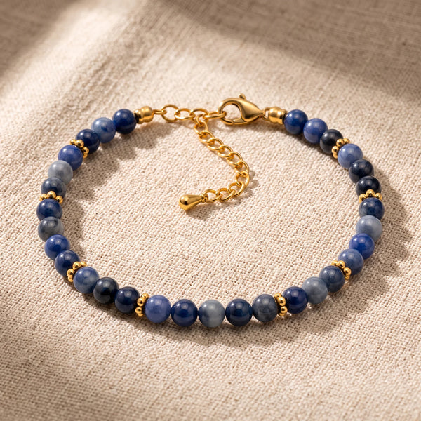 Bracelet pierre naturelle bleue ORÉLIA® en perles de sodalite de 4 mm, rondelles fleurs dorées