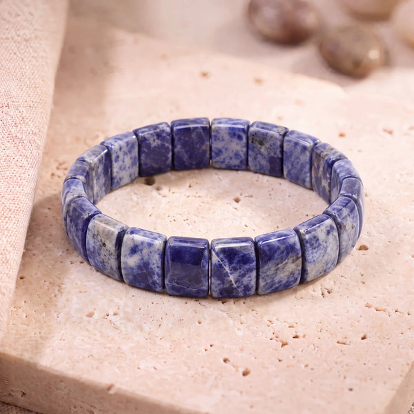 Bracelet sodalite homme en plaques plates de 14 mm, pierre bleu roi veinée de blanc, sur dalle de travertin