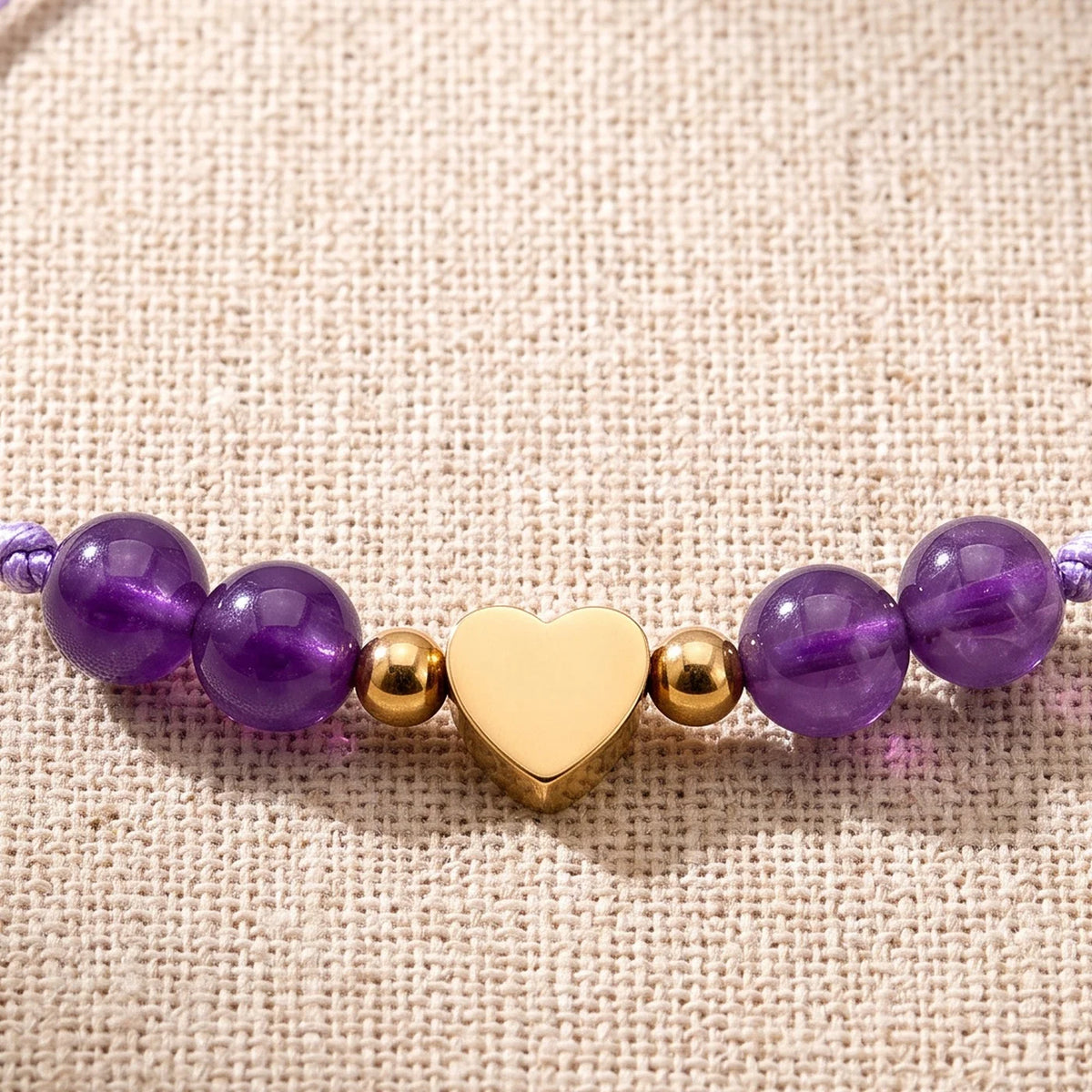 Gros plan sur les perles du bracelet cœur améthyste CÂLINE®