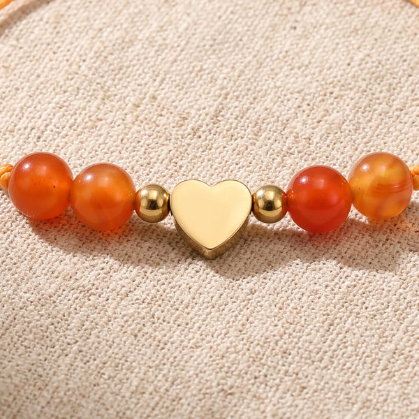 Gros plan sur les perles du bracelet cœur cornaline CÂLINE®