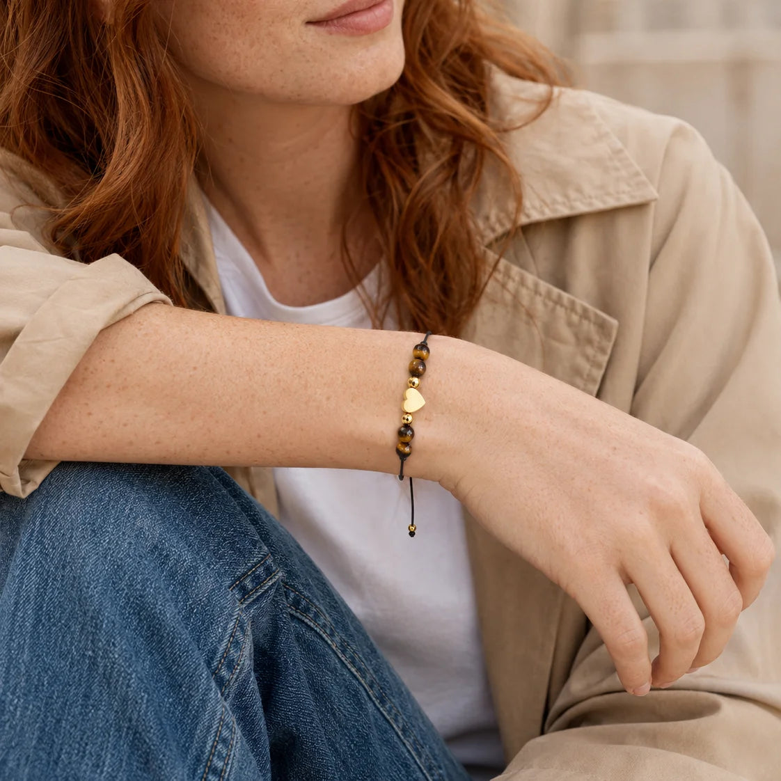 Bracelet cœur œil de tigre CÂLINE® porté au poignet d'une femme