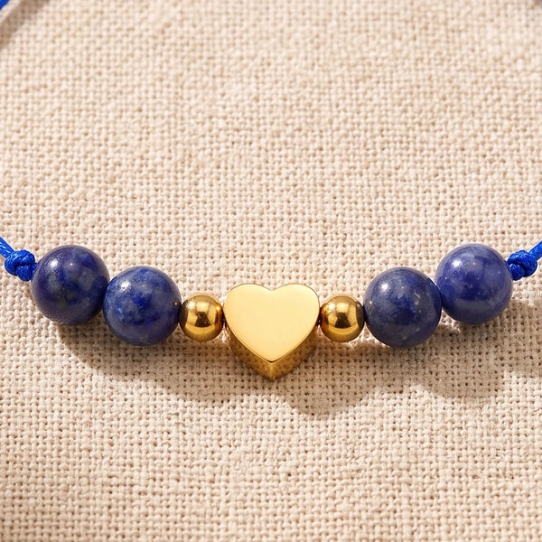 Gros plan sur les perles du bracelet cœur pierre bleue CÂLINE®