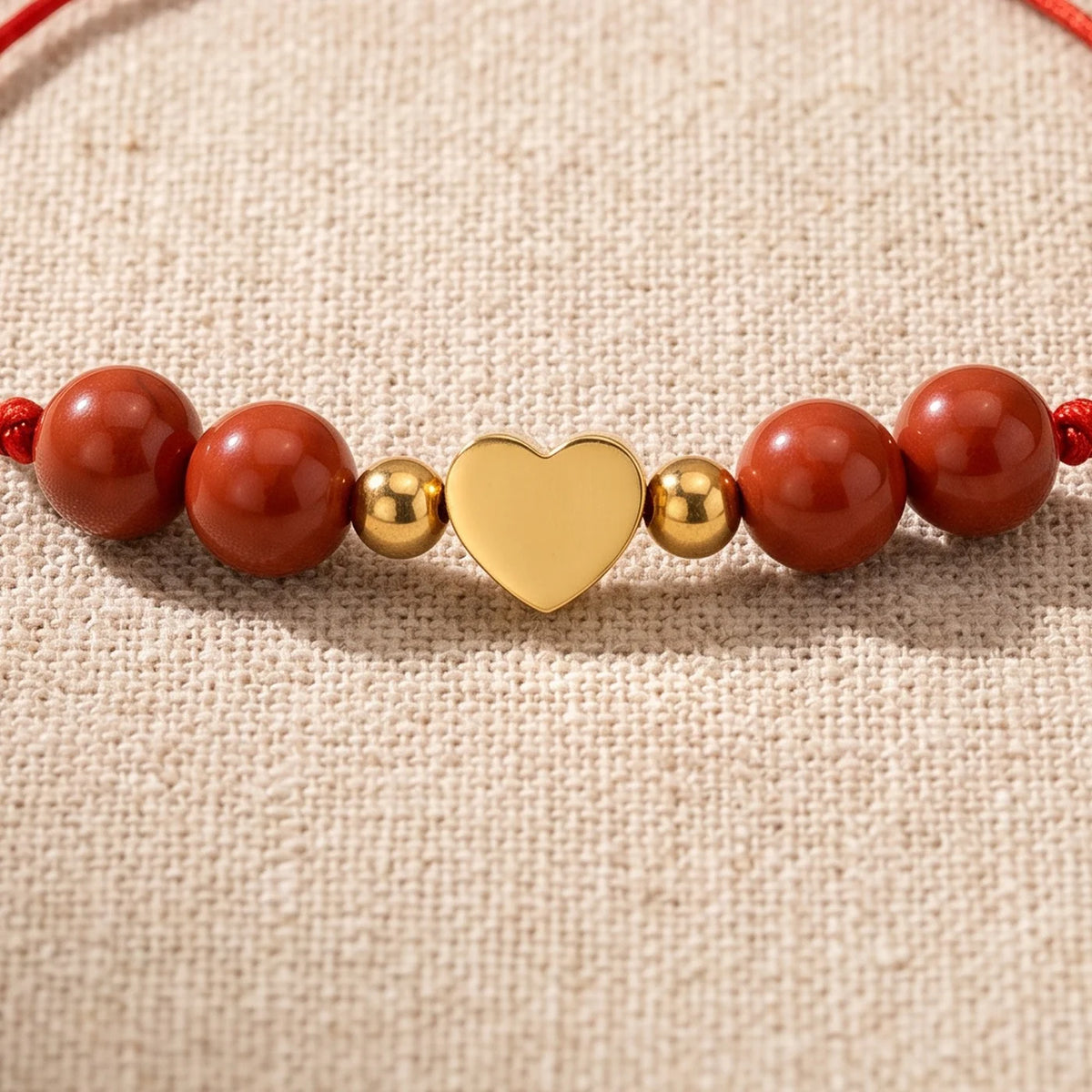 Gros plan sur les perles du bracelet cœur pierre rouge CÂLINE®